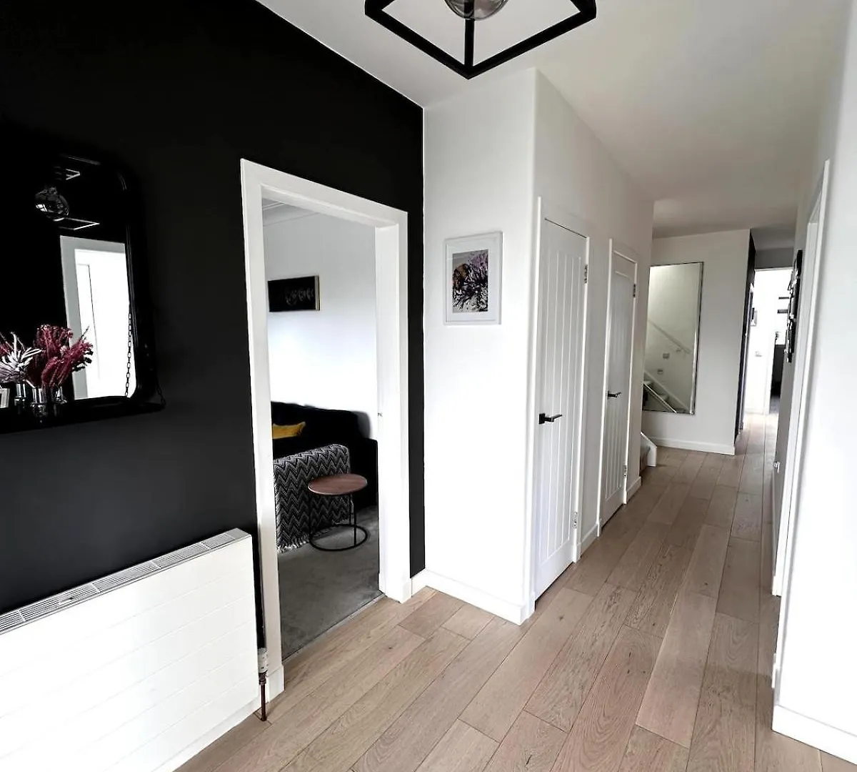 Kaimes Kip Stylish Edinburgh Five Bedroom Home